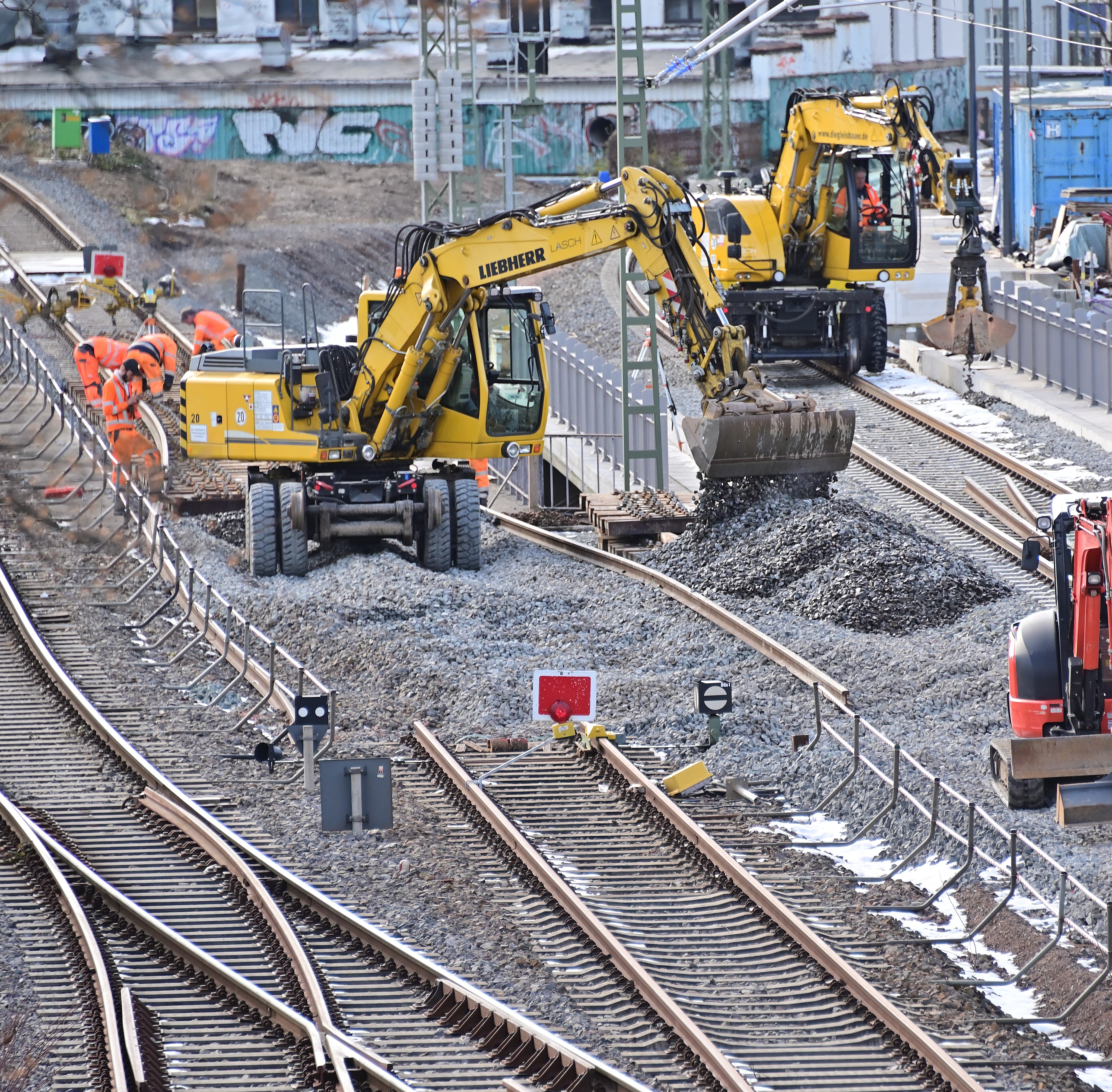 ABS Bahnbogen Chemnitz: 4.800m Gleiserneuerung, Bahnsteigbau, Kabeltiefbau, Entwässerungsarbeiten